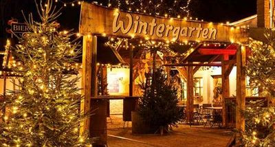 Bayerwald-Handwerk erwartet Besucher des weihnachtlich geschmückten Joska-Wintergartens nahe dem Vier-Sterne-Superior-Hotel Bodenmaiser Hof