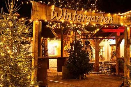 Bayerwald-Handwerk erwartet Besucher des weihnachtlich geschmückten Joska-Wintergartens nahe dem Vier-Sterne-Superior-Hotel Bodenmaiser Hof