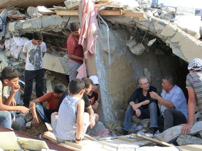 Juergen Todenhoefer mit ueberlebenden in Gaza.