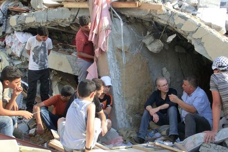 Juergen Todenhoefer mit ueberlebenden in Gaza.