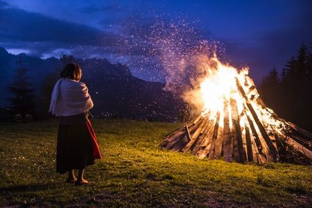 Die Sonnwendfeuer am Wilder Kaiser werden entzuendet, um die Kraft der Sonne zu verstaerken und Boeses von Mensch und Tier fernzuhalten