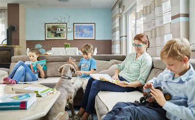 Studentin im Kreis der Familie. Studium und Kinder unter einen Hut