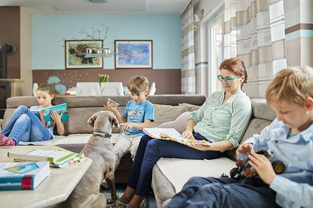 Studentin im Kreis der Familie. Studium und Kinder unter einen Hut