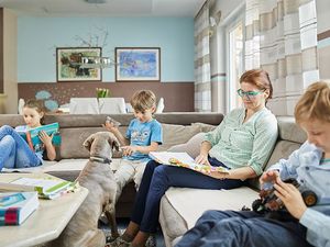 Studentin im Kreis der Familie. Studium und Kinder unter einen Hut Studentin im Kreis der Familie. Studium und Kinder unter einen Hut