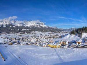 Winterstimmung in Ellmau vor der Kulisse des Wilden Kaiser Tirol – dort findet am 23. Maerz 2019 der erste Ski Triathlon zugunsten der Laureus Sport for Good Foundation statt und Franz Beckenbauer ist dabei Winterstimmung in Ellmau vor der Kulisse des Wilden Kaiser Tirol – dort findet am 23. Maerz 2019 der erste Ski Triathlon zugunsten der Laureus Sport for Good Foundation statt und Franz Beckenbauer ist dabei
