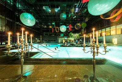 Nachts in der Therme – zu den Special Nights rücken Kerzen das Meraner Meisterwerk von Stararchitekt Matteo Thun ins rechte Licht