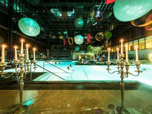 Nachts in der Therme – zu den Special Nights rücken Kerzen das Meraner Meisterwerk von Stararchitekt Matteo Thun ins rechte Licht Nachts in der Therme – zu den Special Nights rücken Kerzen das Meraner Meisterwerk von Stararchitekt Matteo Thun ins rechte Licht
