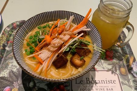 Der Kunde wird in der Gastronomie immer noch direkt vor Ort beworben, das geschieht im Schaukasten wo man sieht, was den Gaesten geboten wird