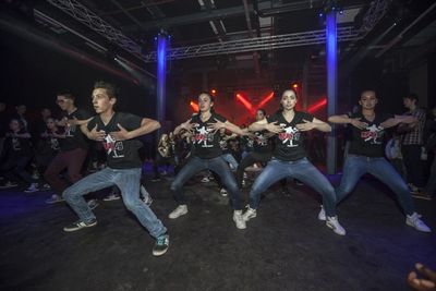 Jugendliche druecken sich durch ihre Tanzperformance aus
