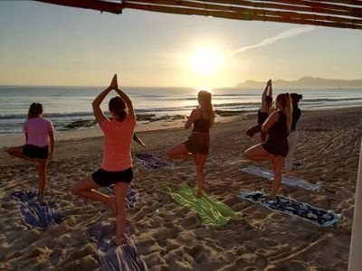 Mit Yoga zum Sonnenaufgang beginnen die Wohlfuehlprogamme des Grupotel Gran Vista & Spa auf Mallorca