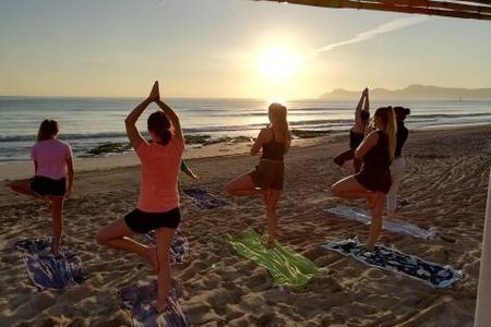 Mit Yoga zum Sonnenaufgang beginnen die Wohlfuehlprogamme des Grupotel Gran Vista & Spa auf Mallorca