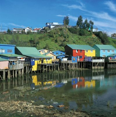 Chile Insel Chiloe Stelzenhaeuser in Castro