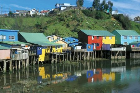 Chile Insel Chiloe Stelzenhaeuser in Castro