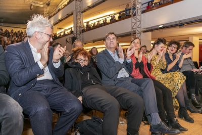 Bei der Laudatio rutscht Sibylle Berg tief in den Sessel