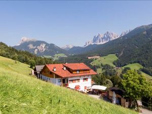 Viele Suedtiroler Feriendomizile von Roter Hahn liegen so hoch am Berg, dass sie auch im Hochsommer ideale Ausgangspunkte für Wanderungen direkt ab Hof sind Viele Suedtiroler Feriendomizile von Roter Hahn liegen so hoch am Berg, dass sie auch im Hochsommer ideale Ausgangspunkte für Wanderungen direkt ab Hof sind