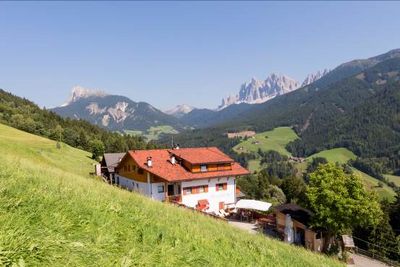Viele Suedtiroler Feriendomizile von Roter Hahn liegen so hoch am Berg, dass sie auch im Hochsommer ideale Ausgangspunkte für Wanderungen direkt ab Hof sind