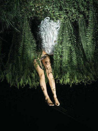 Performance im Alltag mit Kunst Strumpfhosen von Karl Karner