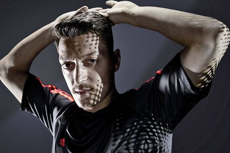 Sponsor Adidas steht weiter zu Oezil, aber Gabor Steingart meint, da hat einer das liberale Deutschland erst vertreten, und dann verraten