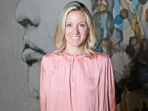 Anna Heuer ist Verbandsgeschäftsführerin der HSMA, Hotelstrategin und Trend – sowie Wirtschaftsexpertin Anna Heuer ist Verbandsgeschäftsführerin der HSMA, Hotelstrategin und Trend – sowie Wirtschaftsexpertin