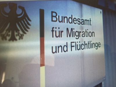 Betrug bei der BAMF - Nehmen wir mal an, dass jeder Fluechtling für den positiv beschiedenen Antrag 4.000 Euro bezahlt hat, dann kommen wir auf ACHT MILLIONEN Euro