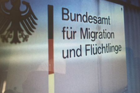 Betrug bei der BAMF - Nehmen wir mal an, dass jeder Fluechtling für den positiv beschiedenen Antrag 4.000 Euro bezahlt hat, dann kommen wir auf ACHT MILLIONEN Euro