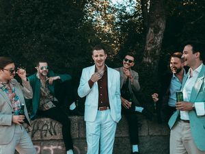 Am 26. und 27. August 2022 tritt der österreichische Musiker Josh. (Mitte) mit seinem neuen Album „Teilzeitromantik“ auf der Geierwally Freilichtbühne in Elbigenalp/Tiroler Lechtal auf Am 26. und 27. August 2022 tritt der österreichische Musiker Josh. (Mitte) mit seinem neuen Album „Teilzeitromantik“ auf der Geierwally Freilichtbühne in Elbigenalp/Tiroler Lechtal auf