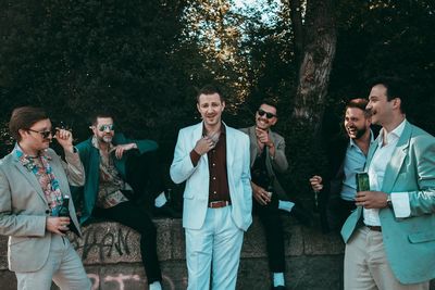 Am 26. und 27. August 2022 tritt der österreichische Musiker Josh. (Mitte) mit seinem neuen Album „Teilzeitromantik“ auf der Geierwally Freilichtbühne in Elbigenalp/Tiroler Lechtal auf