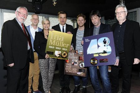 Ina Mueller erhalt Gold und Platin Auszeichnung vom Platten-Label Sony