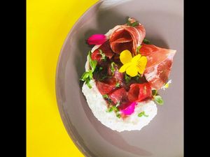 Rote Bete Carpaccio auf Babyspinat mit Trüffel-Ricotta und Baerlauch Rote Bete Carpaccio auf Babyspinat mit Trüffel-Ricotta und Baerlauch
