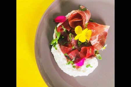 Rote Bete Carpaccio auf Babyspinat mit Trüffel-Ricotta und Baerlauch