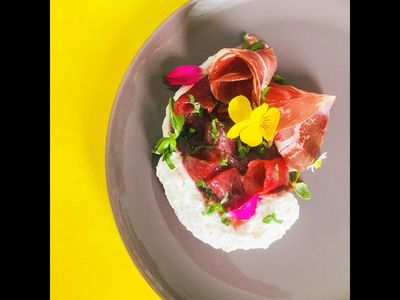 Rote Bete Carpaccio auf Babyspinat mit Trüffel-Ricotta und Baerlauch