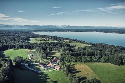 Dank seiner Lage inmitten von Wald und Wiesen liefert das Schlossgut Oberambach am Starnberger See zahlreiche Moeglichkeiten fuer Incentives
