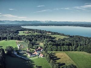 Dank seiner Lage inmitten von Wald und Wiesen liefert das Schlossgut Oberambach am Starnberger See zahlreiche Moeglichkeiten fuer Incentives Dank seiner Lage inmitten von Wald und Wiesen liefert das Schlossgut Oberambach am Starnberger See zahlreiche Moeglichkeiten fuer Incentives