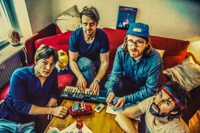 Die Hoechste Eisenbahn gibt Konzert beim Muessen alle mit-Festival
