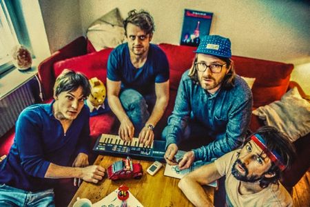 Die Hoechste Eisenbahn gibt Konzert beim Muessen alle mit-Festival