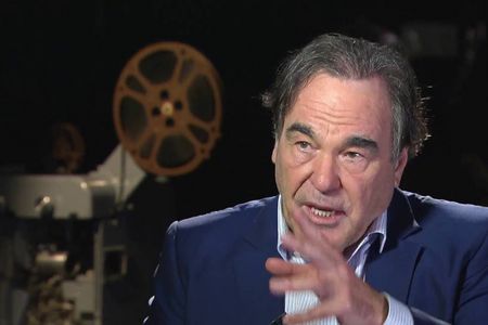 Oliver Stone hat seine Autobiografie unter dem Titel Chasing the Light veroeffentlicht