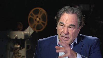 Oliver Stone hat seine Autobiografie unter dem Titel Chasing the Light veroeffentlicht