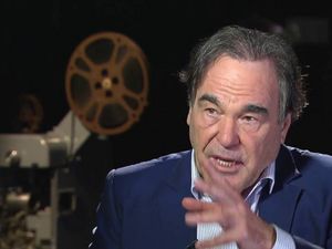 Oliver Stone hat seine Autobiografie unter dem Titel Chasing the Light veroeffentlicht Oliver Stone hat seine Autobiografie unter dem Titel Chasing the Light veroeffentlicht