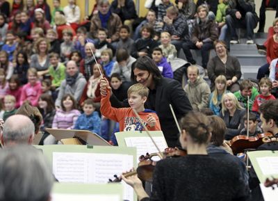 „Insgesamt haben wir mit unseren Konzerten 5.300 Schüler erreicht“, freut sich hr-Musikchefin Andrea Zietzschmann, „und an den Reaktionen sieht man, wie gut es dem Nachwuchs gefallen hat.“ Bei der Tour des hr-Sinfonieorchesters durften die Kinder selbst den Dirigentenstab schwingen.