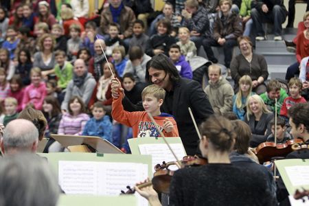 „Insgesamt haben wir mit unseren Konzerten 5.300 Schüler erreicht“, freut sich hr-Musikchefin Andrea Zietzschmann, „und an den Reaktionen sieht man, wie gut es dem Nachwuchs gefallen hat.“ Bei der Tour des hr-Sinfonieorchesters durften die Kinder selbst den Dirigentenstab schwingen.