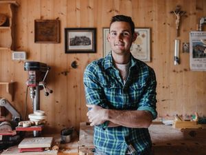 Kunst aus Holz: Förster und Bildhauer Matthias zeigt, wie seine Skulpturen entstehen