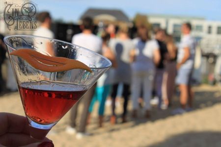 Im Stil der 20er Jahre geht es auf den Jahrmarkt des Gins, auf dem Gin des Lebens Festival