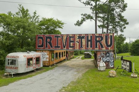 Das Drive-Thru Museum wurde 2014 vom Kuenstler und Sammler Butch Anthony gegruendet