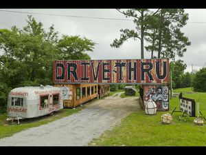 Das Drive-Thru Museum wurde 2014 vom Kuenstler und Sammler Butch Anthony gegruendet Das Drive-Thru Museum wurde 2014 vom Kuenstler und Sammler Butch Anthony gegruendet