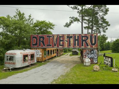 Das Drive-Thru Museum wurde 2014 vom Kuenstler und Sammler Butch Anthony gegruendet