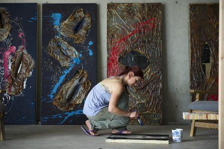 Sabine Auer aus Schenna bei der Arbeit an einem ihrer Bilder. Für Kunstliebhaber veranstaltet sie im Lauf des Jahrs interessante Workshops