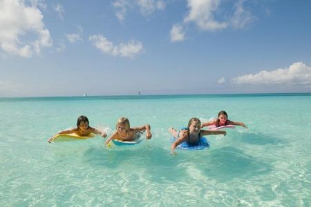 Die Beaches Resorts in der Karibik laden im Rahmen ihres All Inclusive Angebots auch kleine Gaeste ein zu vielseitigen Wassersport Aktivitäten