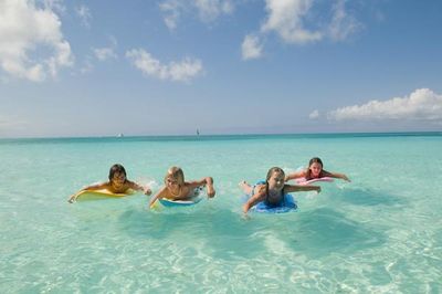 Die Beaches Resorts in der Karibik laden im Rahmen ihres All Inclusive Angebots auch kleine Gaeste ein zu vielseitigen Wassersport Aktivitäten