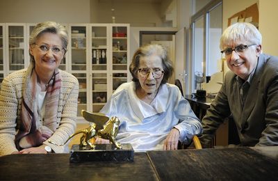 Bundesministerin Claudia Schmied und Joanneums-Intendant Peter Pakesch ueberreichen den Goldenen Loewen von Venedig an Maria Lassnig