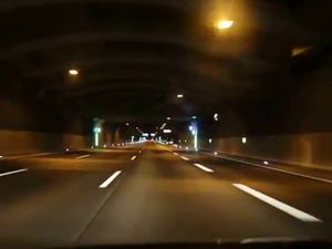 Nachtfahrten wirken sich auch auf Ihre Reaktionszeit aus und verlangsamen Ihren Denkprozess Nachtfahrten wirken sich auch auf Ihre Reaktionszeit aus und verlangsamen Ihren Denkprozess